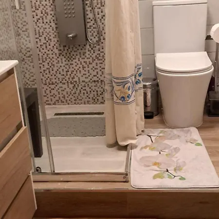 Em Casa Geminada Privada Com Wc Privativo * Freamunde