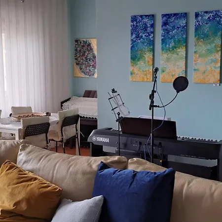 Em Casa Geminada Privada Com Wc Privativo