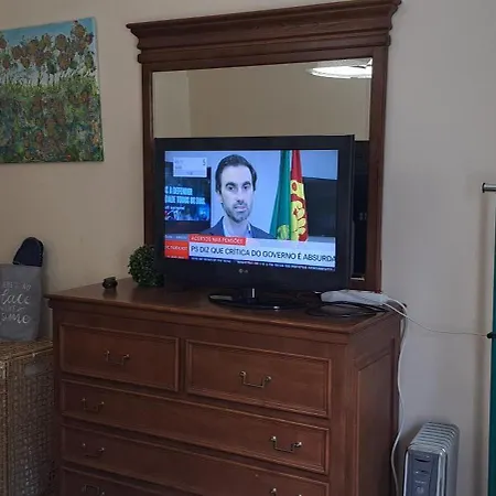 Em Casa Geminada Privada Com Wc Privativo *