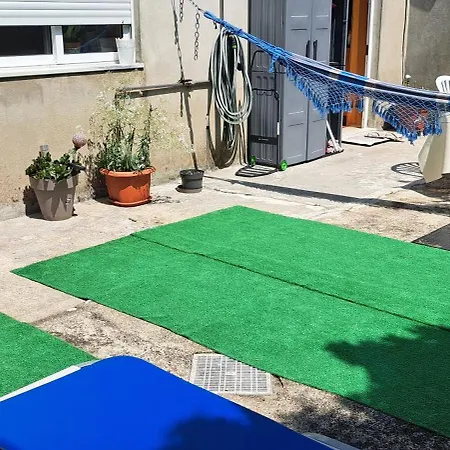 Em Casa Geminada Privada Com Wc Privativo *