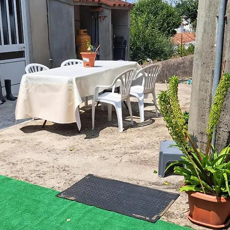 Em Casa Geminada Privada Com Wc Privativo *