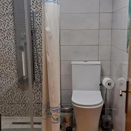 Em Casa Geminada Privada Com Wc Privativo בית אירוח *