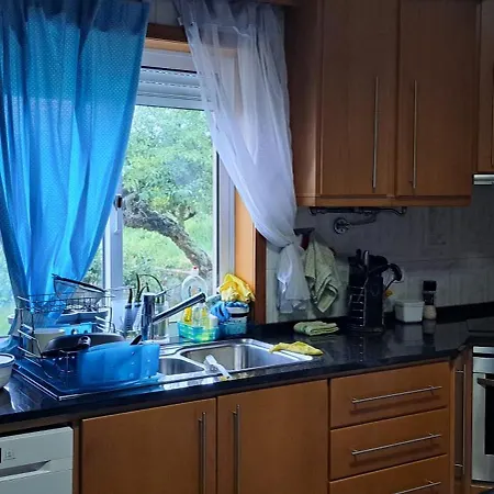 Em Casa Geminada Privada Com Wc Privativo * Freamunde