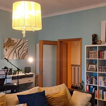 Em Casa Geminada Privada Com Wc Privativo *