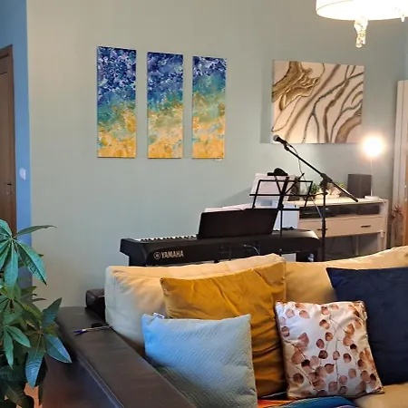 Em Casa Geminada Privada Com Wc Privativo