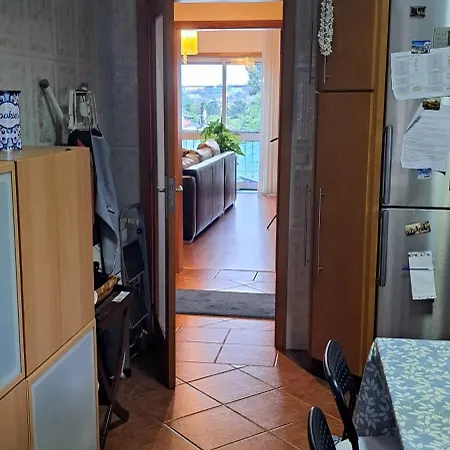 Em Casa Geminada Privada Com Wc Privativo *