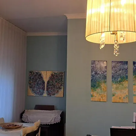 Em Casa Geminada Privada Com Wc Privativo