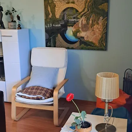Em Casa Geminada Privada Com Wc Privativo *