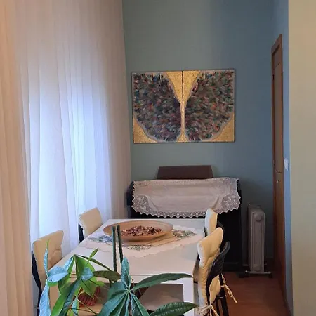 Em Casa Geminada Privada Com Wc Privativo *