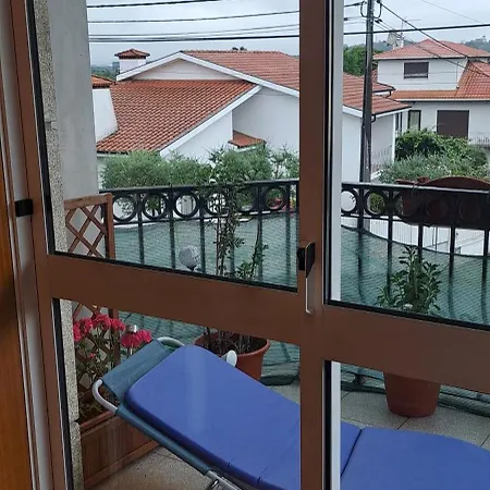 Em Casa Geminada Privada Com Wc Privativo