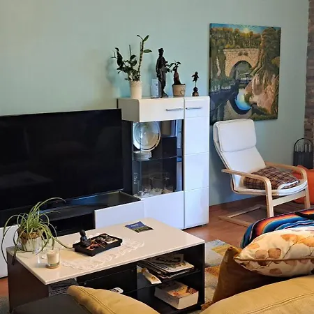 Em Casa Geminada Privada Com Wc Privativo