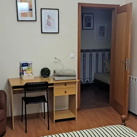 Em Casa Geminada Privada Com Wc Privativo Freamunde