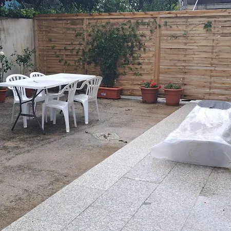 Em Casa Geminada Privada Com Wc Privativo